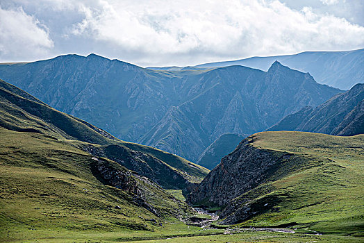 青海海南共和县鄂拉山区草原的山峦