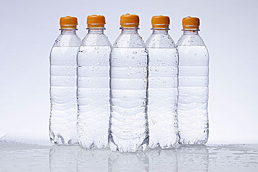 排,五个,满,塑料制品,水,瓶子,放置,金字塔