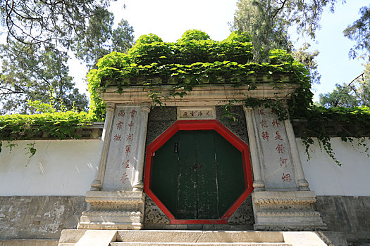 北京皇家园林颐和园养云轩钟式门