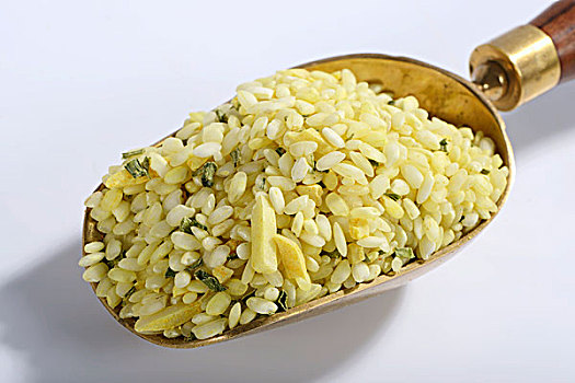 纳米,意大利调味饭用米,杏仁,柠檬,油,姜黄,细香葱,黄铜,舀具