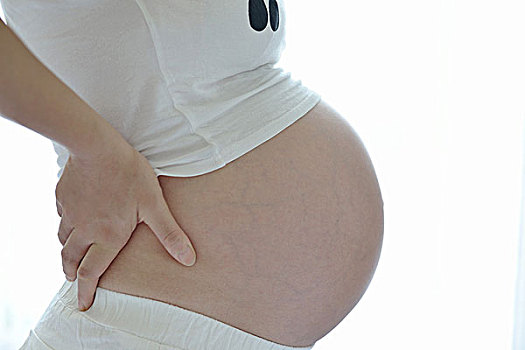 孕婦手扶腰