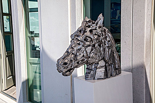 希腊圣托里尼伊亚岛民居门前的马头雕塑