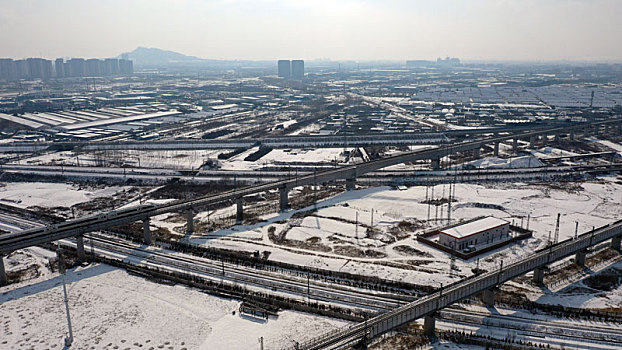 山东省日照市,航拍雪后的高铁春运,一路坦途回家过年