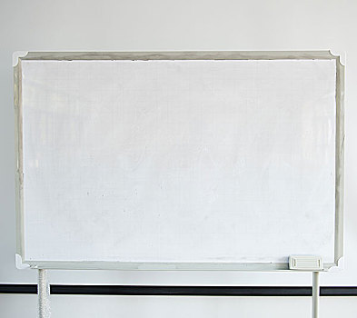 白色书写板,放映机,屏幕,教室