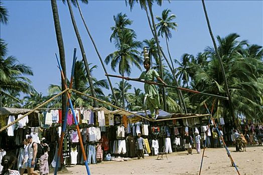 印度,果阿,安朱纳,海滩,市场,走钢丝,容器,顶着,衣服,货摊,游客