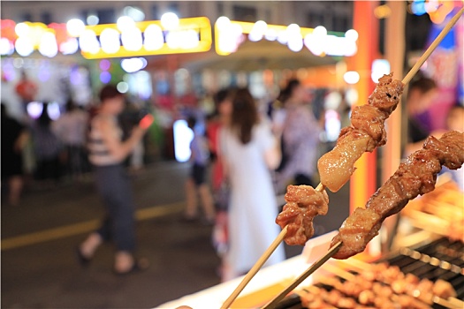 这有海,星光市集盛大开街,数百种美食小吃让游客大呼过瘾