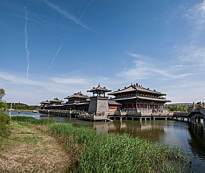 山西大同云冈石窟湖心岛中央的灵岩寺