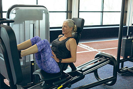 活力老人,女人,练习,腿,按压,机器,健身中心