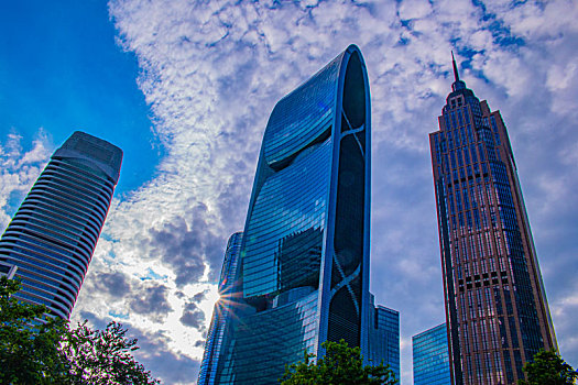 夏至广州酷热天气日全食后珠江新城上空的蓝天白云高楼大厦
