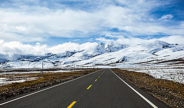 西藏雪山道路