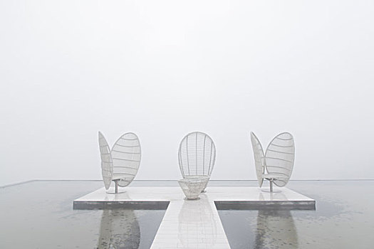 雾中桌椅