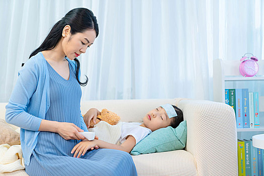 母親照顧生病的女兒