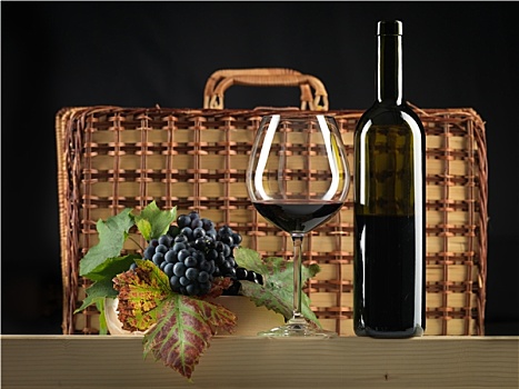 红酒瓶,玻璃杯,葡萄,野餐篮