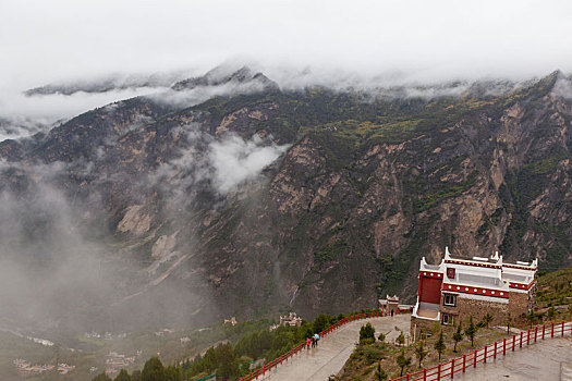 高山沟壑云雾缭绕甲居藏寨