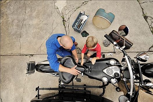 父子,修理,摩托车,俯视图