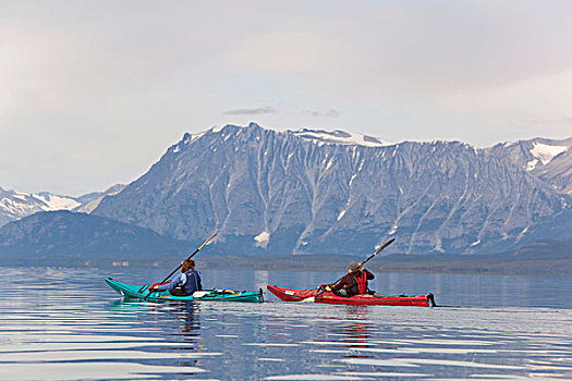 两个,女人,海洋,皮划艇,涉水,海上皮划艇,山峦,后面,高地,阿特林,湖,不列颠哥伦比亚省,加拿大,北美
