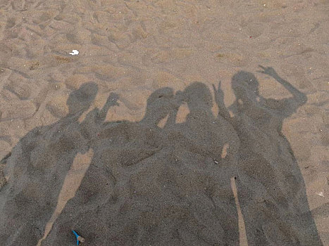 和朋友一起沙滩游玩