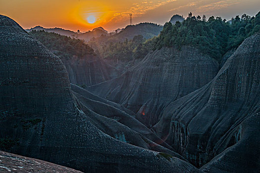 山,太阳,逆光,刺眼,线条,层次,驴友,旅行,地质公园,丹霞地貌,灌木,水潭,素材,质感,设计,细腻,纹理,树