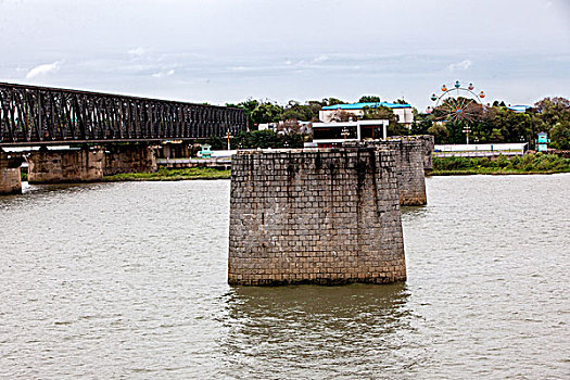 辽宁丹东,连接中国和朝鲜的鸭绿江大桥断桥