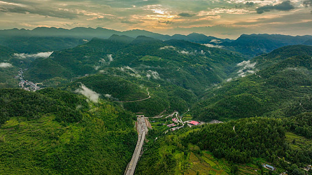 重庆酉阳,西边日落东边雨,山色空蒙景亦奇