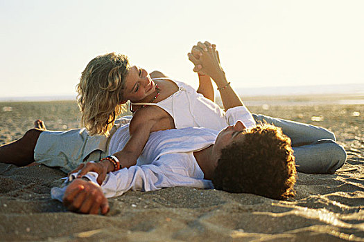 青少年,情侣,躺着,海滩