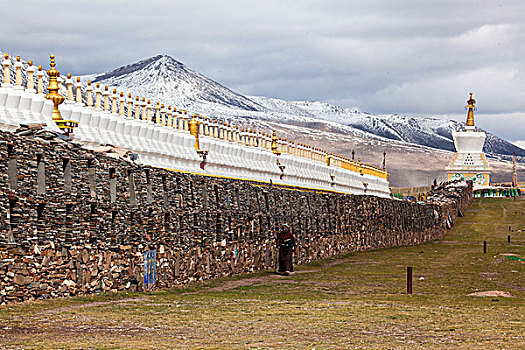 川西石渠世界最长玛尼石墙