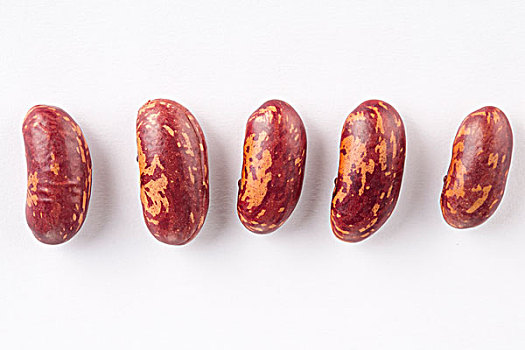 红豆的微距摄影,白色的背景