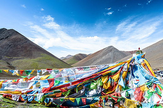 高海拔山脉上彩色的经幡,中国西藏