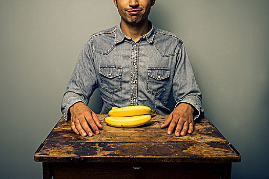 男人,桌子,香蕉串