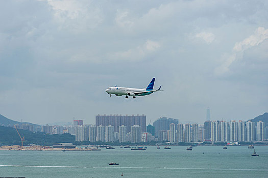 一架印度尼西亚鹰航空客机正降落在香港国际机场