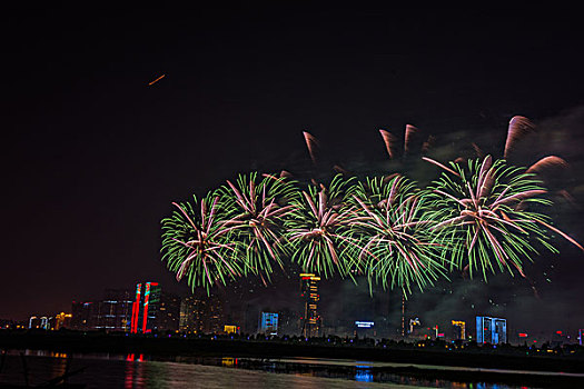 烟花,建筑群,河流,夜景,水,灯,节日