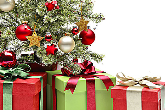 圣诞树和礼盒特写