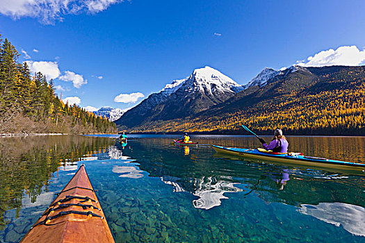 海上皮划艇,湖,冰川国家公园,蒙大拿,美国
