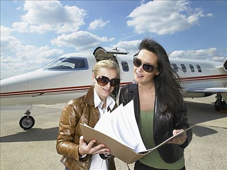 两个,职业女性,工作,正面,私人飞机