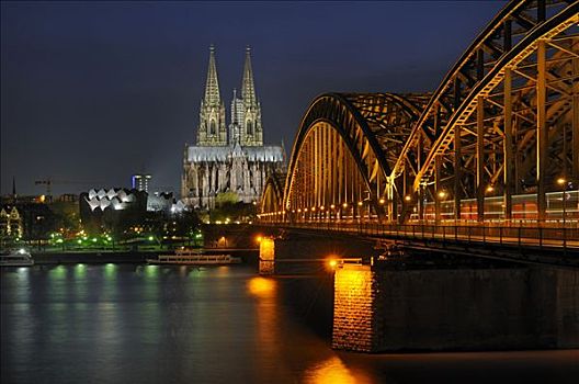 霍恩佐伦大桥,科隆大教堂,夜晚,北莱茵威斯特伐利亚,德国,欧洲