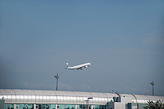 台湾桃园国际机场航站楼前起飞的客机
