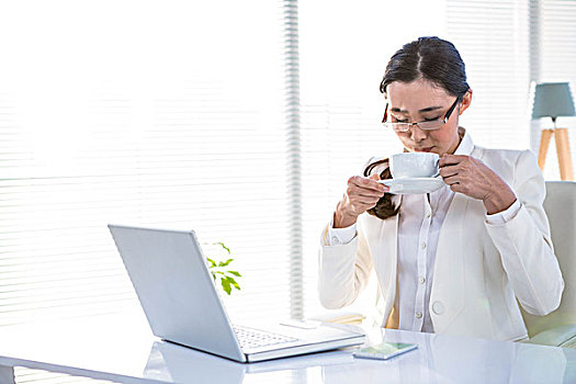 职业女性,喝咖啡,后面,电脑,书桌,工作