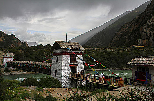 西藏一条河流的廊桥