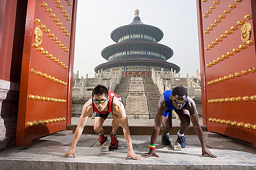 体育运动--两名男运动员在天坛祈年殿前准备起跑
