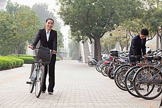 年轻,商务人士,停放,自行车,北京