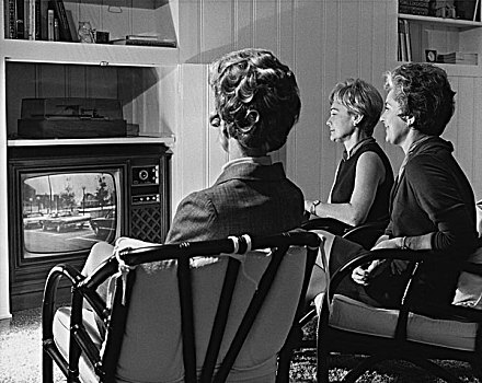 三个,成熟女性,看电视