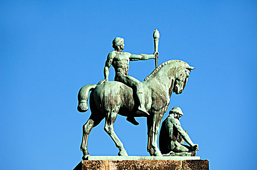 骑马雕像,城堡,蓝天,上弗兰科尼亚,巴伐利亚,德国,欧洲