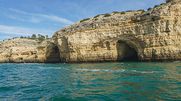 葡萄牙南部阿尔加维海岸线悬崖礁石自然风景