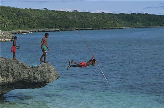 新加勒多尼亚,三个男孩,钓鱼,石头,一个,海中,绿色,树林,背景