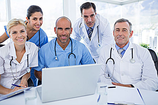 高兴,团队,医生,看镜头,后面,笔记本电脑,诊所
