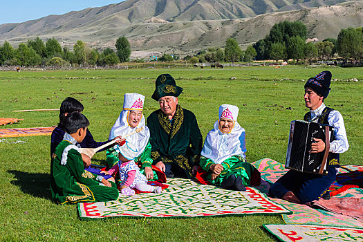 家庭,传统服装,听,音乐,手风琴,乡村,掸邦,山,哈萨克斯坦,亚洲
