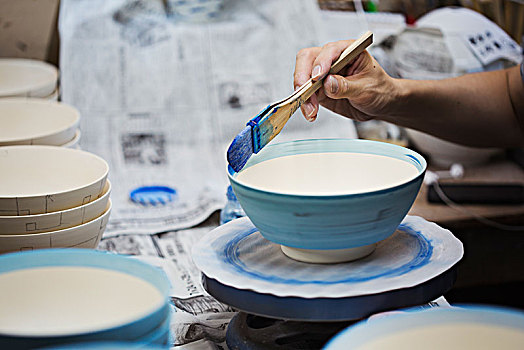 特写,人,工作,日本,瓷器,工作间,上油漆,白色,碗,蓝色