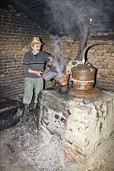 男人,帽子,填充,李子,烤炉,罗马尼亚人,酿酒厂,特兰西瓦尼亚,罗马尼亚,欧洲