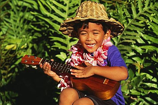 特写,小,男孩,戴着,粉色,花环,草帽,演奏,夏威夷四弦琴