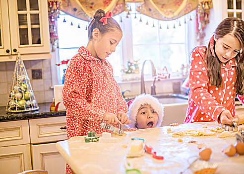 男孩,厨房,戴着,圣诞帽,制作,饼干,姐妹,偷窥,上方,厨房操作台,张嘴
